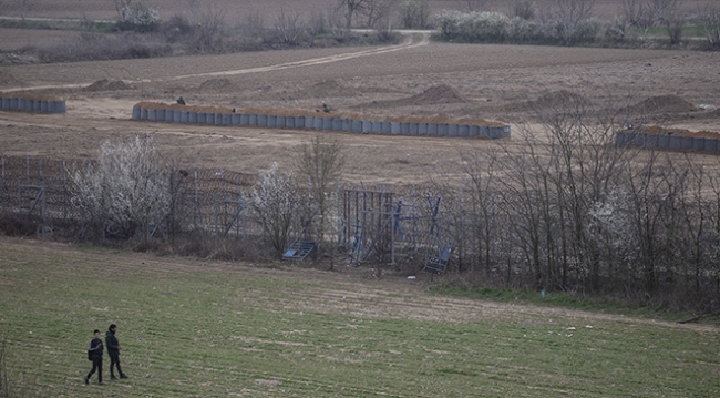 Yunanistan, sınır hattına "siper" kazıyor